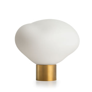 Hadeland Glassverk Crystal Stone Bordlampe Matt Hvit, stilfull bordlampe i matt hvitt glass med messingfot, perfekt for å skape en lun atmosfære.