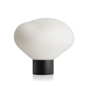 Hadeland Glassverk Crystal Stone Bordlampe Matt Hvit, elegant bordlampe i matt hvitt glass med organisk form, gir et subtilt og sofistikert uttrykk.