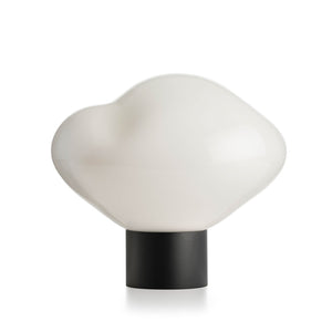 Bordlampe i hvitt glass fra Hadeland Glassverk, kjent som Crystal Stone, med en moderne og organisk form. Denne lampen tilfører en elegant atmosfære til ethvert rom.