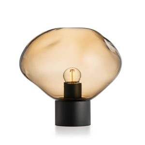 Hadeland Glassverk Crystal Stone bordlampe i fargen Kakao, munnblåst glass med organisk form, perfekt for stemningsbelysning.