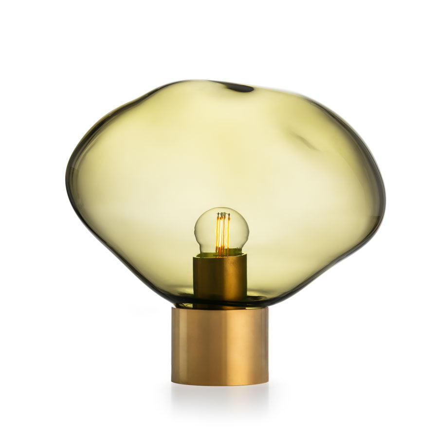 Hadeland Glassverk Crystal Stone Bordlampe Oliven med munnblåst glasskuppel i olivenfarge, kunstnerisk bordlampe som tilfører stil til ethvert rom.