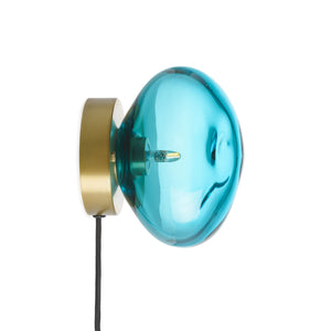 Hadeland Glassverk Crystal Stone Vegglampe Blågrønn med håndblåst kuppel, dyp blågrønn farge og moderne design, perfekt for både klassiske og moderne interiører.