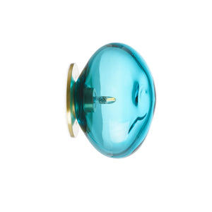 Hadeland Glassverk Crystal Stone Vegglampe Blågrønn med en håndblåst kuppel i dyp blågrønn farge, montert på vegg, som tilfører rommet en elegant og organisk touch.