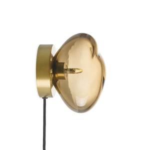 Hadeland Glassverk Crystal Stone Vegglampe Kakao vist fra siden, med en organisk form og moderne design, ideell for stuer og soverom.
