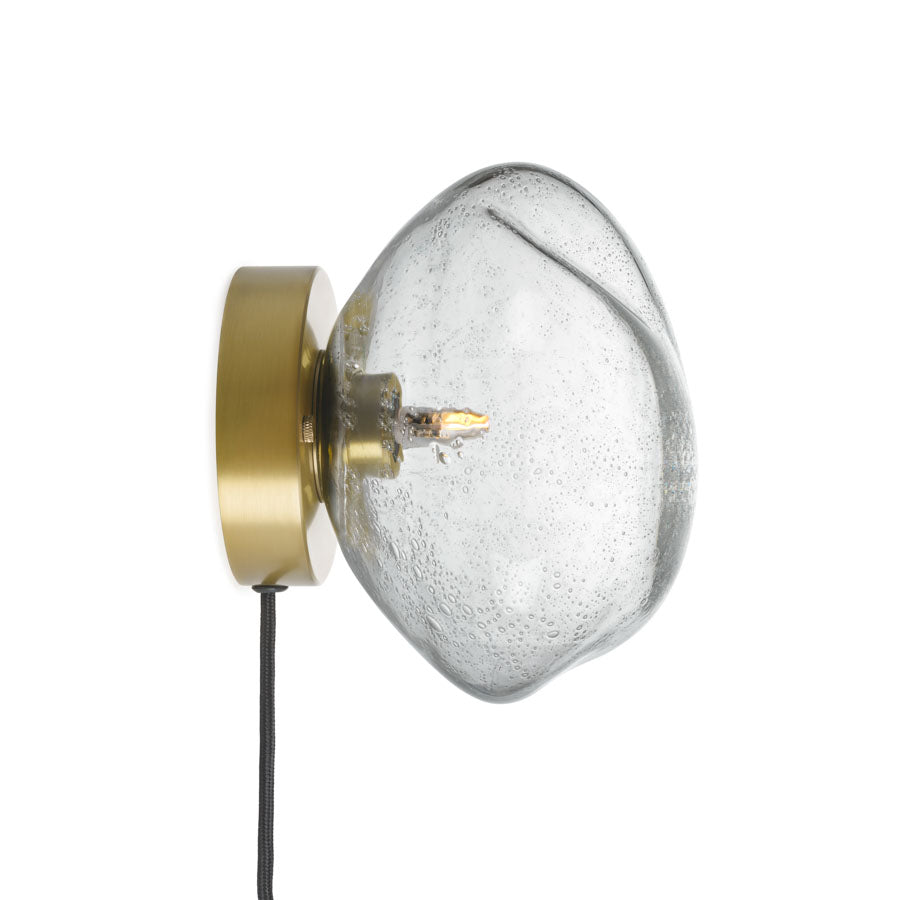 Stylish vegglampe fra Hadeland Glassverk, Crystal Stone med klare, glitrende detaljer. Håndlaget design med en unik form og høy kvalitet, ideell for enhver interiørstil.