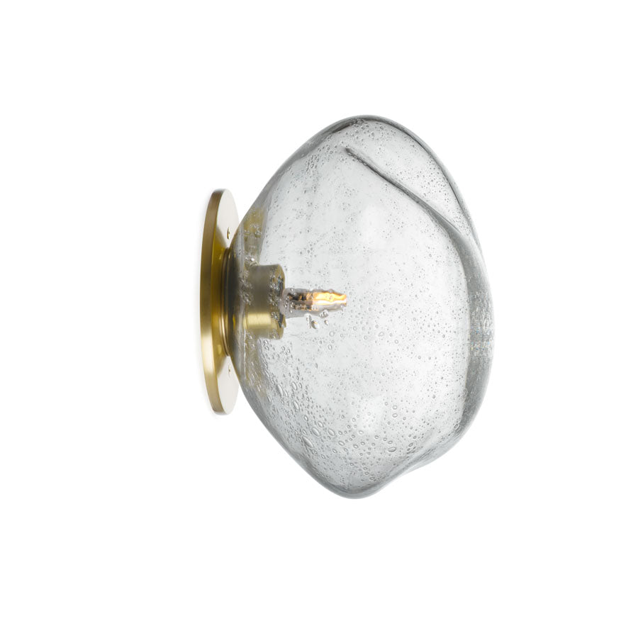Moderne vegglampe fra Hadeland Glassverk, Crystal Stone Vegglampe Klar med Soda. Håndblåst glass med luftbobler og metallfestet, perfekt for stemningsfull belysning.