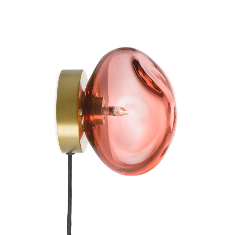 Hadeland Glassverk vegglampe Crystal Stone Morgenrød med rødoransje glasskuppel og detaljer i metall, perfekt som stemningsbelysning i ulike rom.