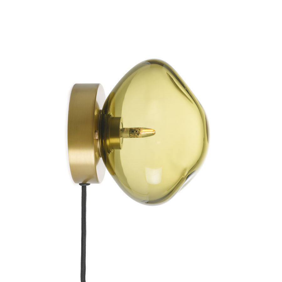 Hadeland Glassverk vegglampe Crystal Stone Oliven med unik design, visende sideprofil og gult glass, perfekt for moderne interiør.