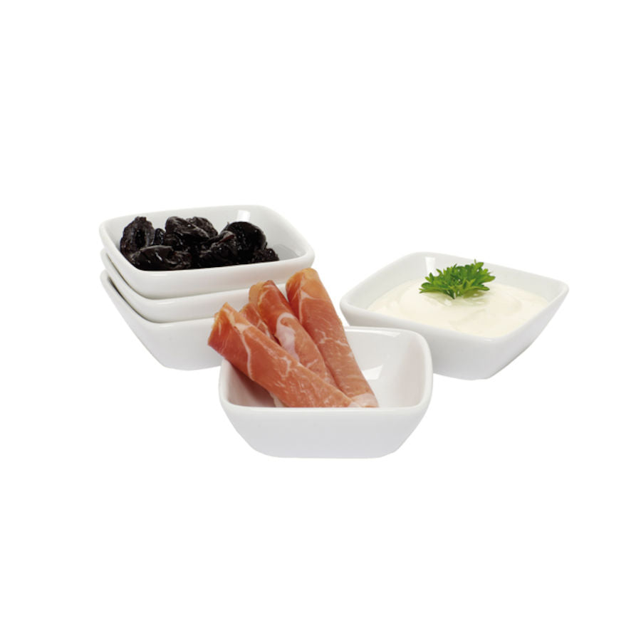 Porsgrunds Porselænsfabrik Sense Firkant Bolle 10 cl, presentert med assorterte delikatesser i hvite skåler, inkludert skinke, nøtter og kremet saus.