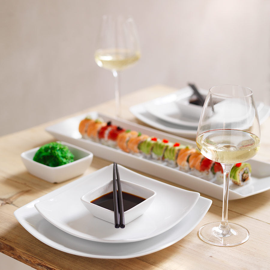 Porsgrunds Porselænsfabrik Sense Firkant Bolle 2 L i en elegant middagsoppsett med sushi og vin.