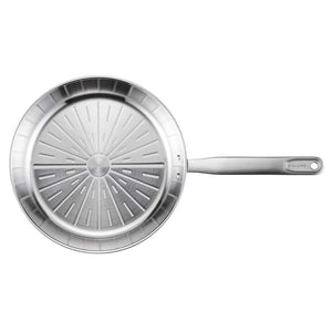 Oversiktsbilde av All Steel Pure stekepanne fra Fiskars Kjøkken, 28 cm, med en design som fremhever den speilpolerte overflaten.