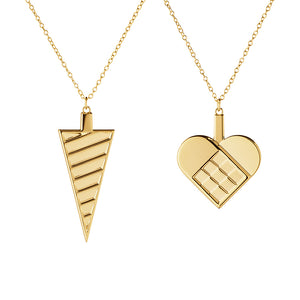 Georg Jensen julepynt sett med to ornamenter, et kremmerhus og et hjerte, begge belagt med 18 karat gull, hengende i delikate kjeder, designet av Sanne Lund Traberg.