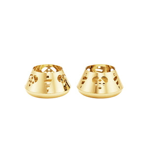 Elegante telysholdere fra Georg Jensen, i 18 karat gullbelagt stål, med utskårne julemotiver, perfekt for å skape en koselig julestemning.