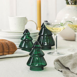 Gran Juletre i vintergrønn glass fra Hadeland Glassverk, stilrent design for et harmonisk interiør.