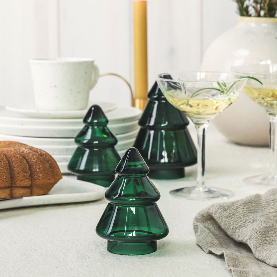 Gran Juletre i vintergrønn glass fra Hadeland Glassverk, stilrent design for et harmonisk interiør.
