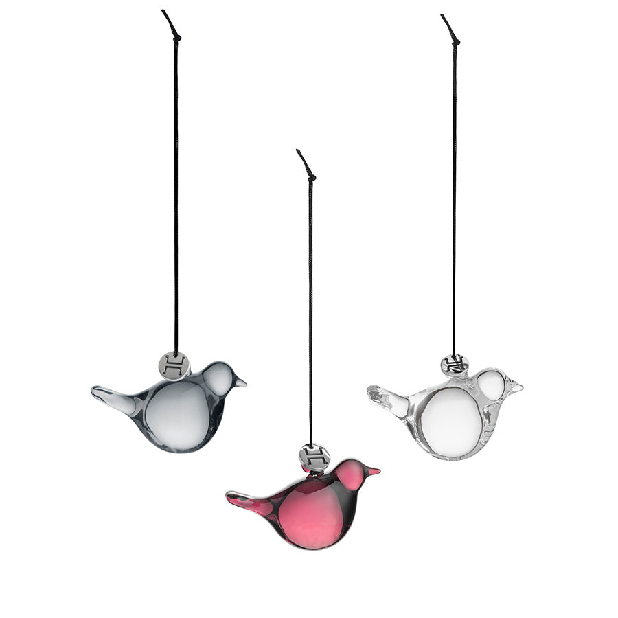 Tre dekorative glassfugler fra Hadeland Glassverk i klar, grå og rød farge, perfekt for julepynt og moderne borddekor.