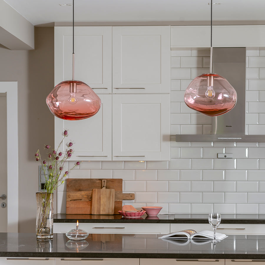 Hadeland Glassverk Crystal Stone Pendellampe Morgenrød i kjøkkeninnstilling, fremhever myk belysning og moderne stil.