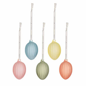 Frostet glassegg fra Hadeland Glassverk, sett av fem fargerike påskeegg i pastellnyanser. Egger i rosa, blått, gult, grønt og oransje, perfekt til pynting i påsken. Hadeland Glassverk.
