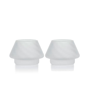 To frostede hvite lyslykter fra Hadeland Glassverk, med elegant granformet design, ideelle for julestemning.