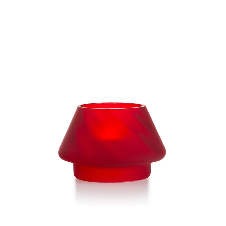 En frostet rød lyslykt fra Hadeland Glassverk med tidløst design, perfekt for bruk i juledekorasjoner.