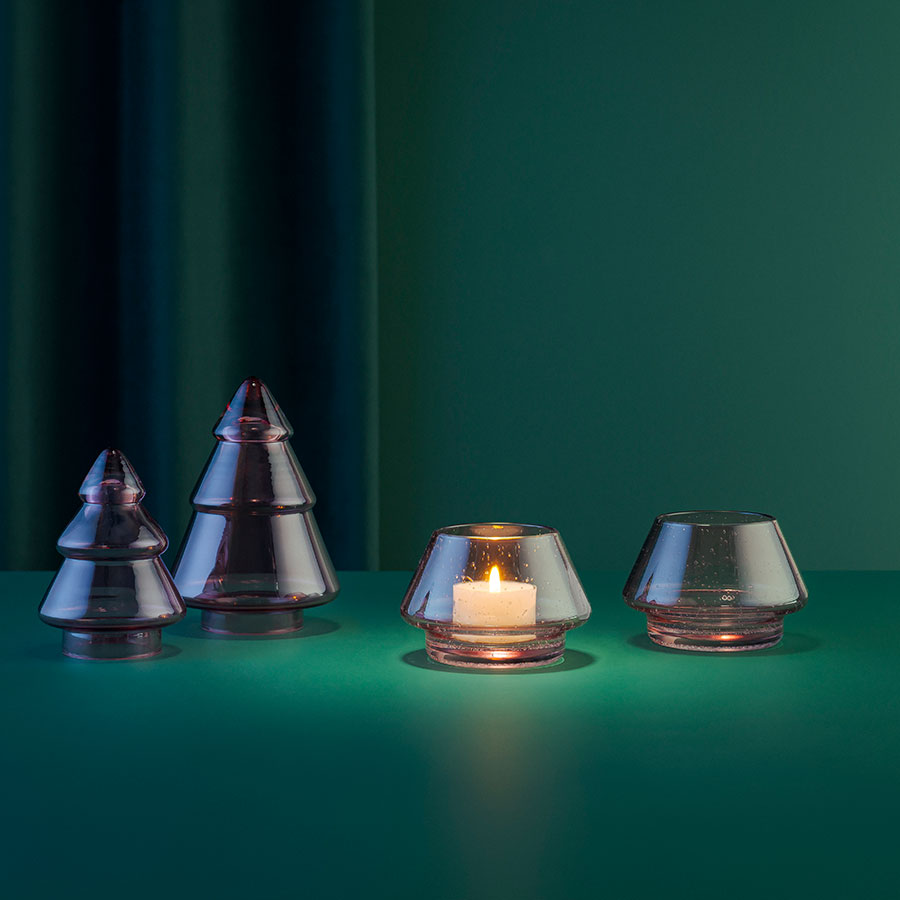 Hadeland Glassverk rosa lyslykter kombinert med juletrær i transparent design, med tent lys som skaper stemning.