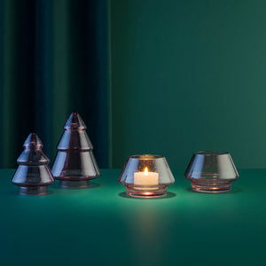 Hadeland Glassverk rosa lyslykter kombinert med juletrær i transparent design, med tent lys som skaper stemning.