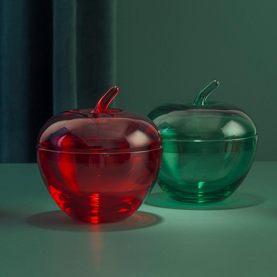 Rødt og grønt glasseple fra Hadeland Glassverk, fremhever den klassiske julefamilien av dekorative objekter.