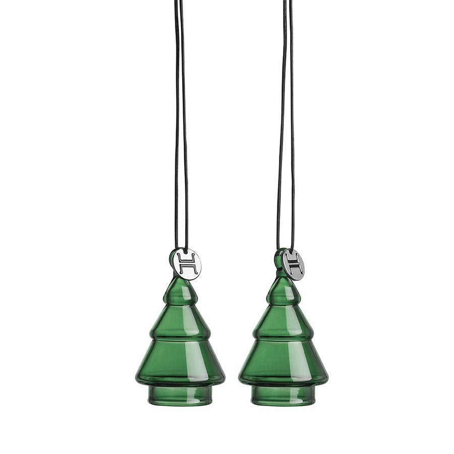 Hadeland Glassverk juletrepynt i vintergrønn glass, klassiske grantrær som henger fra snorer.