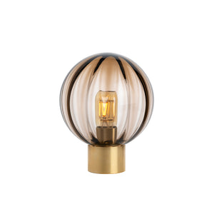 Hadeland Glassverk krystallkule bordlampe med røkgrå optikk, elegant design av Anders Holmedal, med messing bordsokkel.