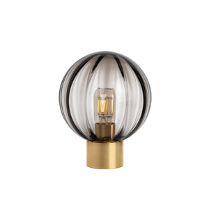 Hadeland Glassverk Krystallkule Bordlampe Optikk med messingbordsokkel, stilren munnblåst glasskule i røkgrå, ideell for moderne innredning.