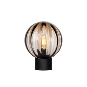 Hadeland Glassverk krystallkule bordlampe med røkgrå optikk, moderne design av Anders Holmedal, med svart bordsokkel.