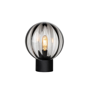 Hadeland Glassverk Krystallkule Bordlampe Optikk med sort bordsokkel, elegant design med munnblåst glass i røkgrått, perfekt som stemningslys eller dekorasjon.