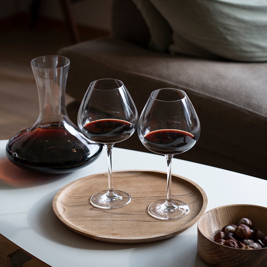 Hadeland Glassverk Odyssé Dekanter 210cl sammen med to vinglass, fylt med rødvin på et moderne bord, perfekt for en elegant middag.