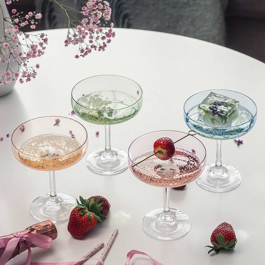 Hadeland Glassverk Odyssé Cavaskål Orange 25cl, dekorative glass med drinker, friske bær og blomster, perfekt for enhver fest.