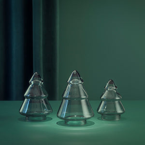 Tre juletre i glass fra Hadeland Glassverk i ulike størrelser, moderne design og inspirert av naturlandskap.