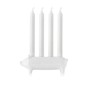 Heldiggrisen Adventsstake fra Porsgrunds Porselænsfabrik med fire hvite lys, designet som en gris.