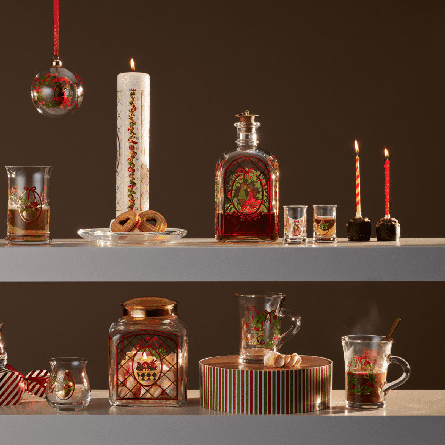 Stilfull juleborddekking med Holmegaard produkter, inkludert Juleflaske 2025 og tilbehør som glass og dekorative detaljer. Designet av Holmegaard, perfekt for juleleir og hjertevarmende samlinger.