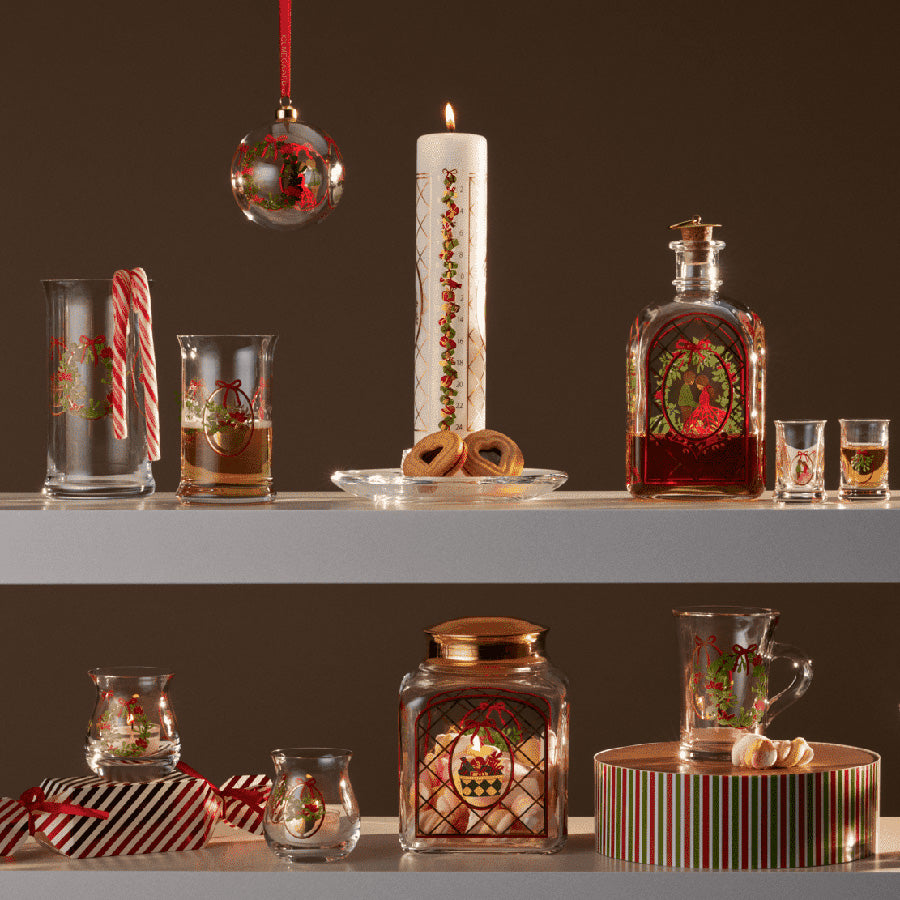 Holmegaard julepynt med utvalg av juleartikler og delikate småkaker på en stilig hylle.