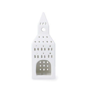 Kähler Urbania kirketårn i hvit keramikk sett forfra, med karakteristiske vinduer og minimalistisk design.