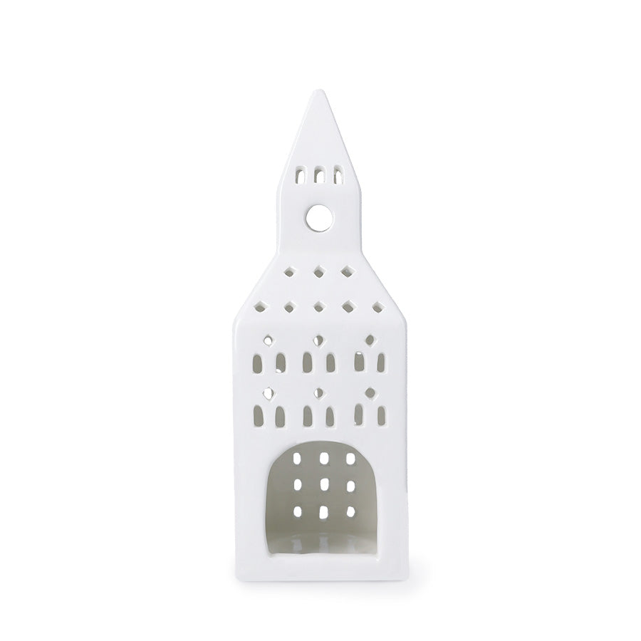 Kähler Urbania kirketårn i hvit keramikk sett forfra, med karakteristiske vinduer og minimalistisk design.