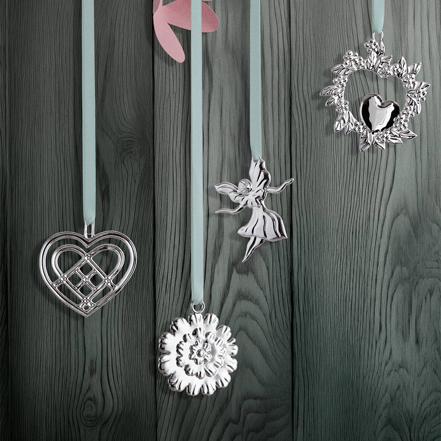 Variert samling av dekorelementer inkludert Karen Blixen Kuleblomst, hjertet og fefigur, fra ROSENDAHL.