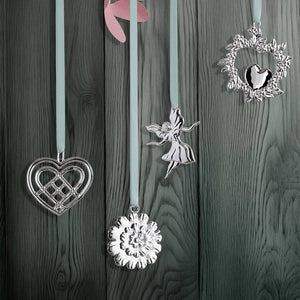 Variert samling av dekorelementer inkludert Karen Blixen Kuleblomst, hjertet og fefigur, fra ROSENDAHL.