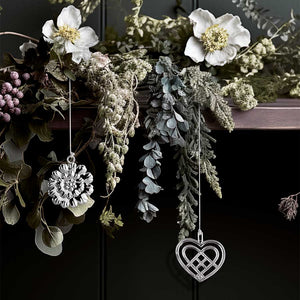 Flott dekorasjon med Karen Blixen Kuleblomst og hvite blomster, stilfullt arrangert, fra ROSENDAHL.