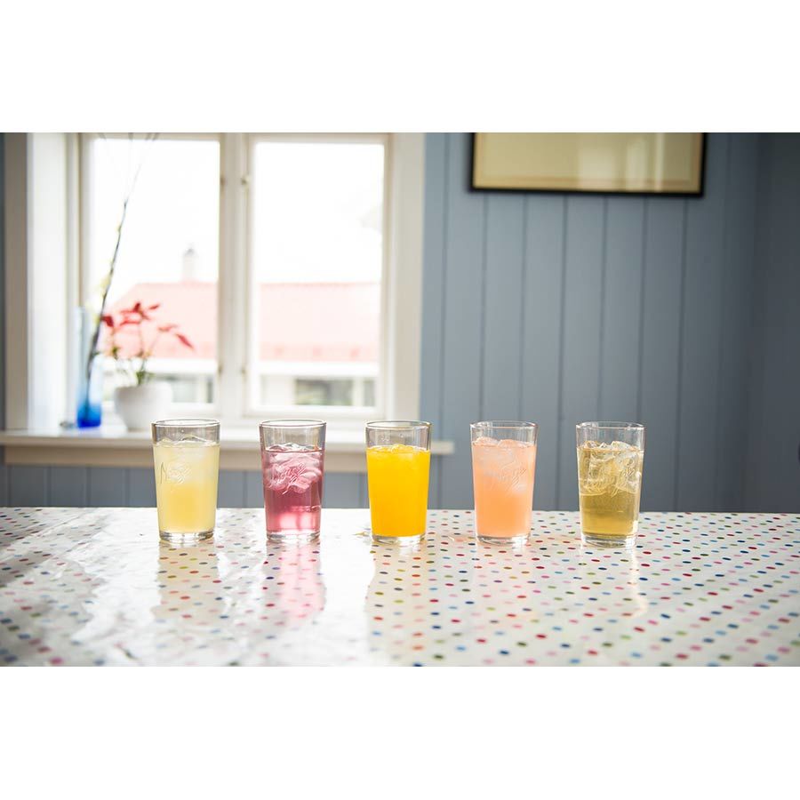 Norgesglasset drikkeglass 400ml i bruk med forskjellige kalde drikker servert i kjøkkenglass på et pyntet bord.