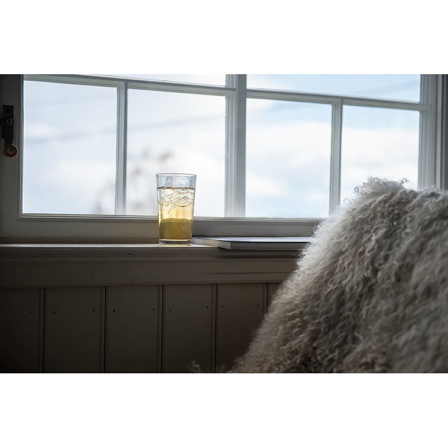 Norgesglasset drikkeglass 400ml med en drink på vinduskarmen, omgitt av en koselig atmosfære.