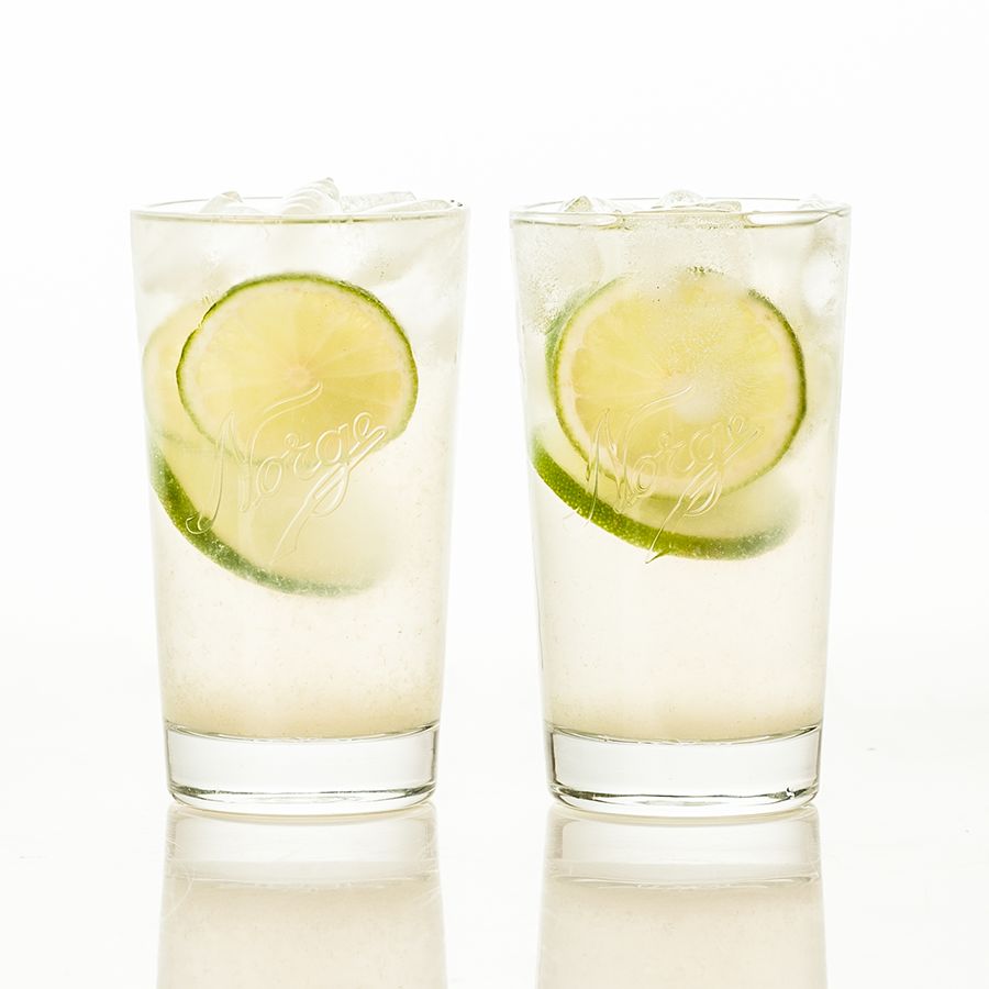 Norgesglasset drikkeglass 400ml to glass fylt med en forfriskende drink med lime, serveres på en ren bakgrunn.