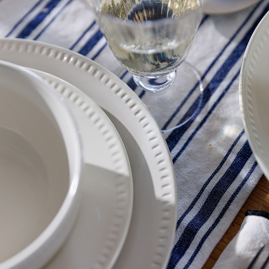 Det komplette Mikasa middagsservise Cranborne sett, perfekt for både hverdags og fest, med stilige detaljer.