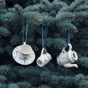 Porsgrund Porselænsfabrik Stråmønster Kopp og Skål Mini Ornament, sett med miniatyr kopp, skål og kanne hengende fra et juletre.