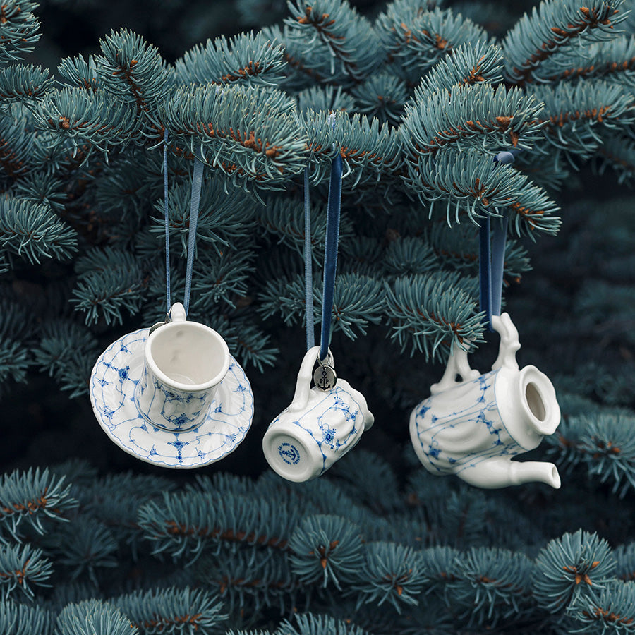 Porsgrund Porselænsfabrik Stråmønster Kopp og Skål Mini Ornament, sett med miniatyr kopp, skål og kanne hengende fra et juletre.