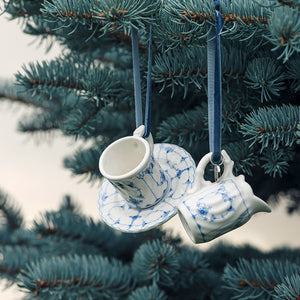 Porsgrund Porselænsfabrik Stråmønster Kopp og Skål Mini Ornament, miniatyr kopp og kanne henger fra en juletre med blå fløyelssnor.